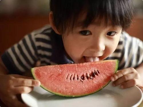 摄影夏天吃瓜,瓜香四溢——摄影捕捉夏天的清凉时刻